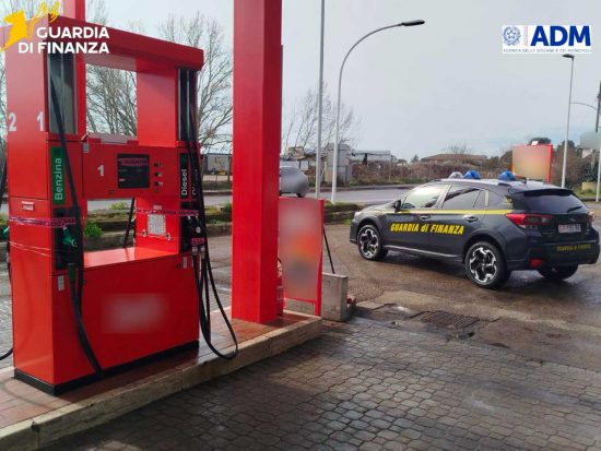 Viterbo - Guardia di finanza - Sigilli a due distributori di carburante