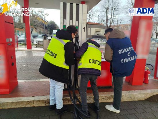 Viterbo - Guardia di finanza - Sigilli a due distributori di carburante