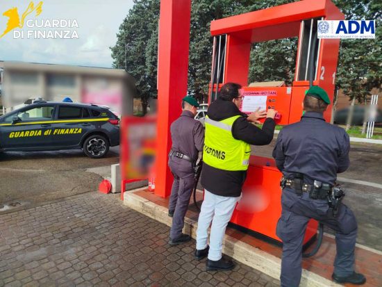 Viterbo - Guardia di finanza - Sigilli a due distributori di carburante