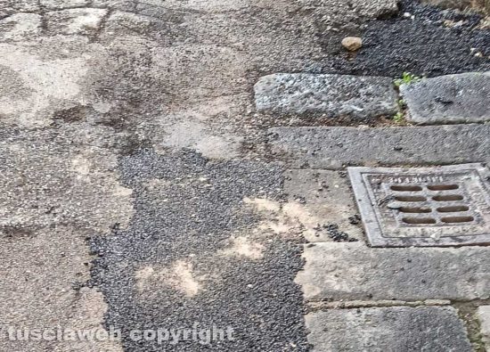 Montefiascone - Le basole tolte in via Nazionale