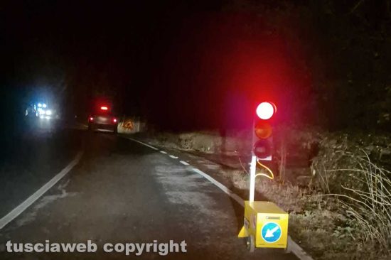 Montefiascone - Auto passa con il rosso mentre transitano altre macchine sulla Verentana