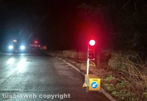 Montefiascone - Auto passa con il rosso mentre transitano altre macchine sulla Verentana