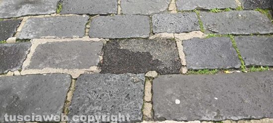 Montefiascone - Le basole tolte in via Nazionale