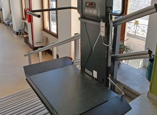 Montefiascone - Le piattaforme per gli alunni diversamente abili installe nella scuola Golfarelli
