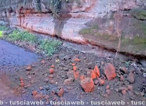 Civita Castellana - Detriti sulla Provinciale 77, traffico rallentato al confine con Castel Sant’Elia