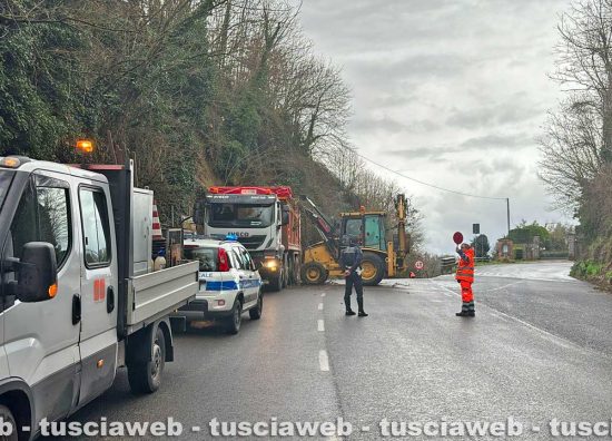 Bagnoregio - Sp 6 chiusa al traffico - Intervento della polizia locale