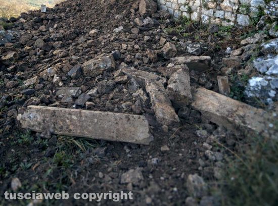 Tolfa - Crolla una porzione della balaustra alla Rocca