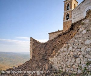 Tolfa - Crolla una porzione della balaustra alla Rocca