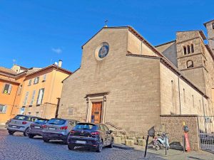 Viterbo - Parcheggi selvaggi a San Sisto davanti la chiesa