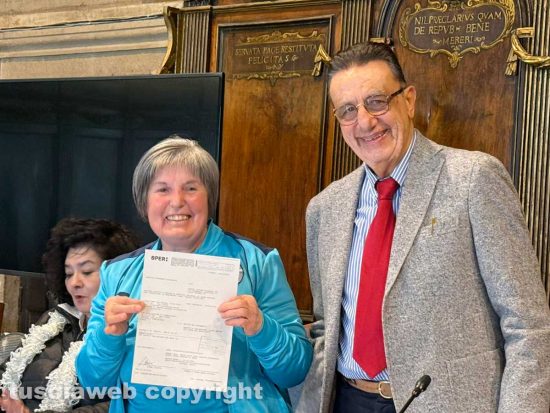  Luciano Barozzi nella sala consiliare di palazzo dei Priori alla cerimonia di consegna dei fondi raccolti alla Calza più lunga del mondo 
