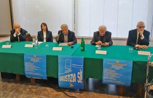 L'avvocato Massimo Pistilli, l’avvocata Pamela Fatighenti, cofondatrice del comitato Giustizia sì, Giampaolo Sodano, direttore del Mondo Nuovo, Claudio Signorile e Davide Giacalone