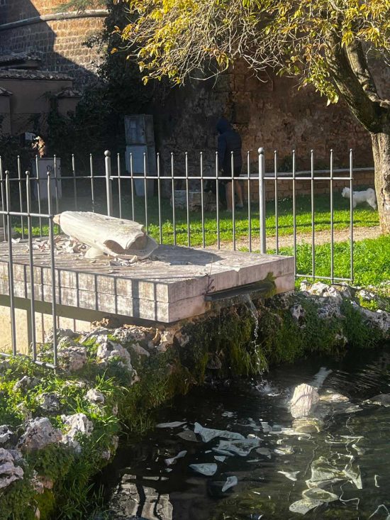 Civita Castellana – Distrutta la Fontana delle acque vergini di Alessio Paternesi