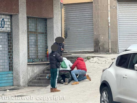 Viterbo - Si accascia a terra e si ferisce a mani e testa, paura in centro