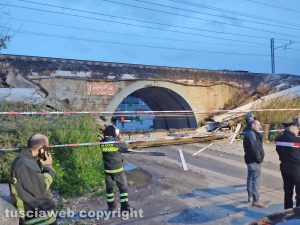 Santa Marinella - Crolla parte del ponte ferroviario
