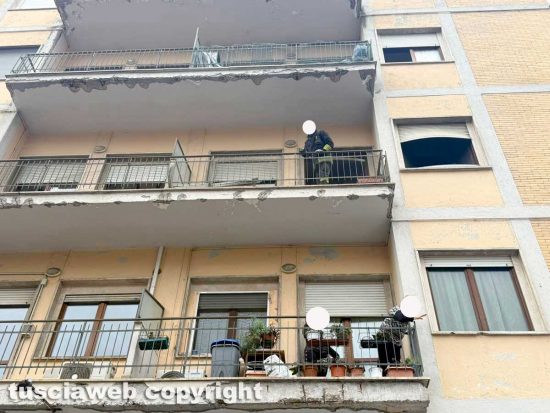 Incendio in appartamento sulla Cassia Sud - Le persone evacuate rientrate in casa