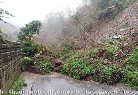 Ronciglione - Ampia frana su via delle Cartiere