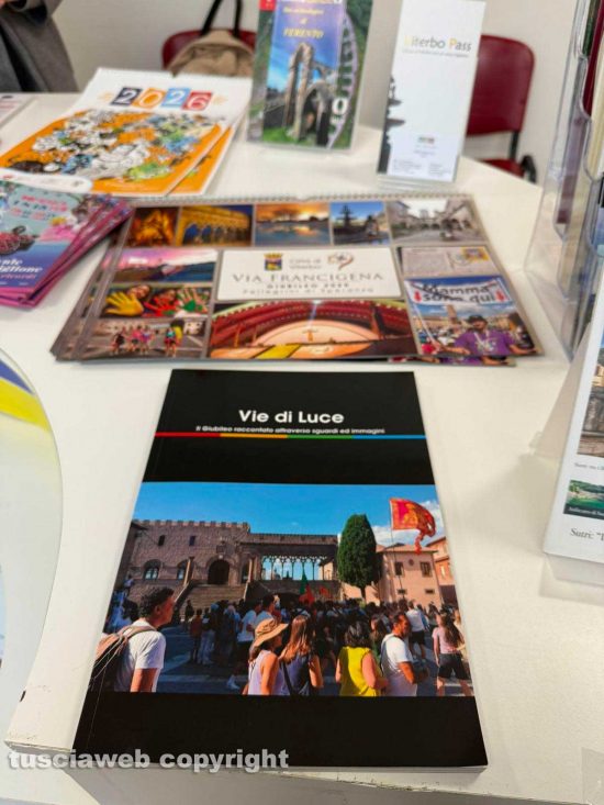 Ufficio turistico in via Ascenzi - Il libro e il calendario in vendita