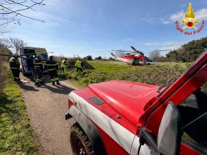 I vigili del fuoco di Cerveteri in azione con l'elicottero e un 4x4