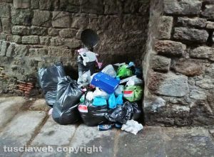Viterbo - Immondizia in via delle Piagge e via Bellavista
