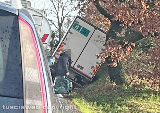 Nepi - Camion fuori strada su via Roma