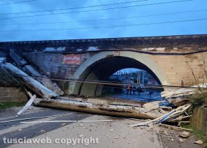 Santa Marinella - Crolla parte del ponte ferroviario