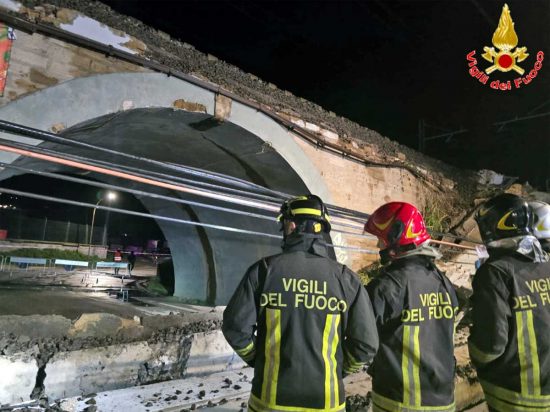 Santa Marinella - Crolla parte del ponte ferroviario - I vigili del fuoco
