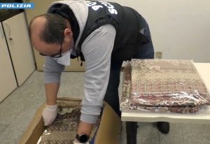 Viterbo - Polizia - Asciugamani e lenzuola imbevuti di cocaina ed eroina