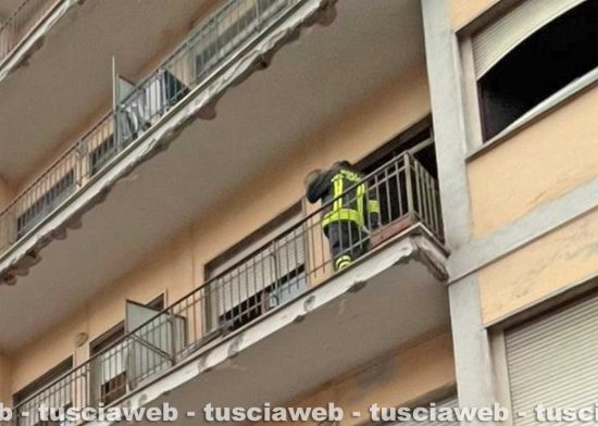 Incendio in appartamento sulla Cassia Sud - L'intervento dei vigili del fuoco