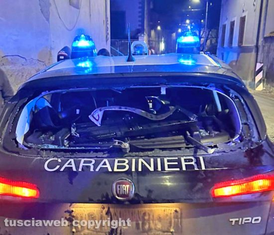Vallerano - La "gazzella" dei carabinieri danneggiata - Il lunotto posteriore sfondato