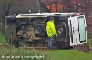 Furgone cappotta sulla Commenda