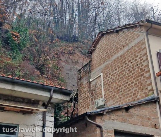 Canepina - Crollo costone di roccia di località Madonna delle Grazie