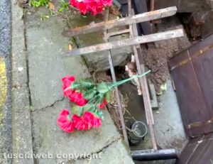 Capranica - Voragine in via Robert Francis Kennedy, sprofonda il crocifisso