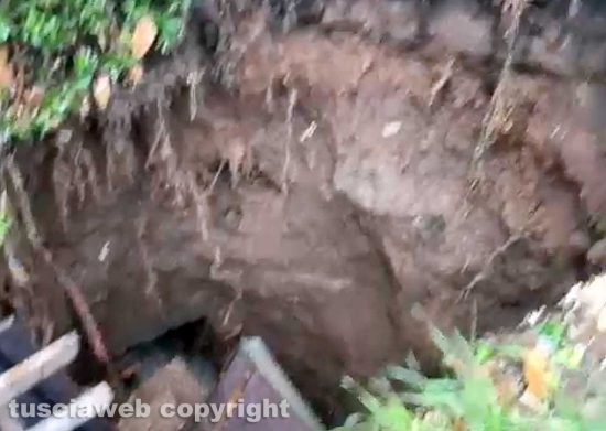 Capranica - Voragine in via Robert Francis Kennedy, sprofonda il crocifisso