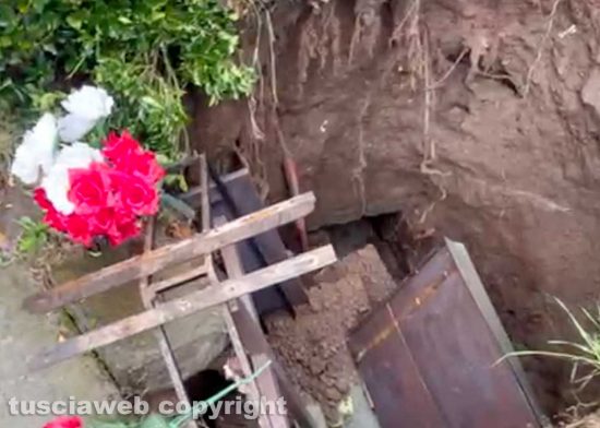 Capranica - Voragine in via Robert Francis Kennedy, sprofonda il crocifisso