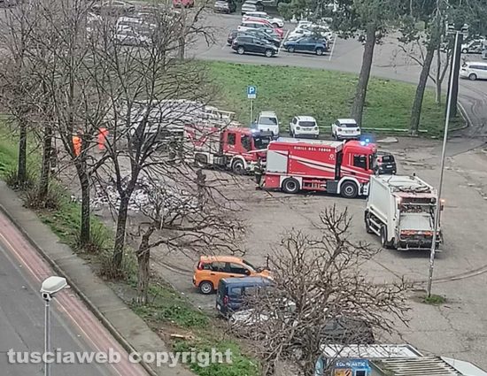 Intervento vigili del fuoco a piazza Atleti azzurri d'Italia