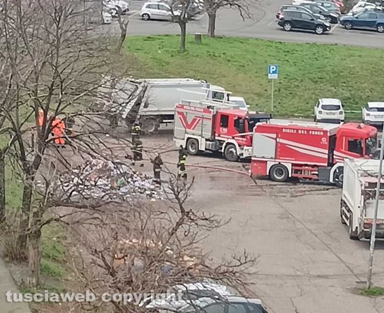 Intervento vigili del fuoco a piazza Atleti azzurri d'Italia