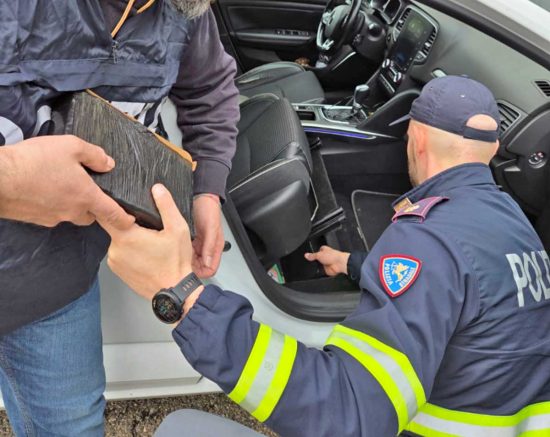 Terni - La droga nascosta in auto