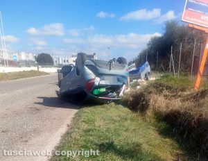 Viterbo - Auto cappotta sulla Tuscanese