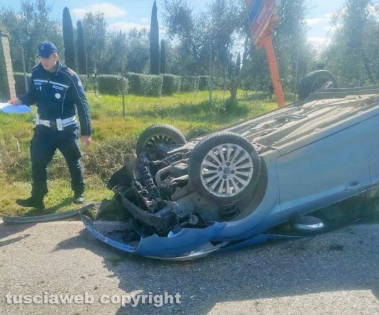 Viterbo - Auto cappotta sulla Tuscanese