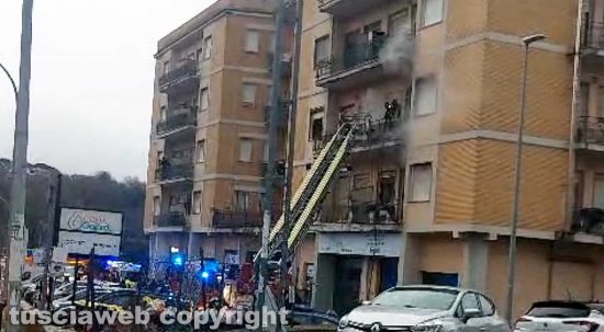 Incendio in appartamento sulla Cassia Sud - L'intervento dei vigili del fuoco