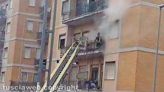 Incendio in appartamento sulla Cassia Sud - L'intervento dei vigili del fuoco