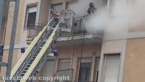 Incendio in appartamento sulla Cassia Sud - L'intervento dei vigili del fuoco