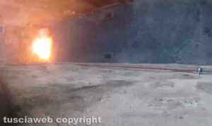 Viterbo - Esplosione in centro, spunta il video dei giovani che fanno esplodere i petardi