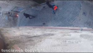 Viterbo - Esplosione in centro, spunta il video dei giovani che fanno esplodere i petardi