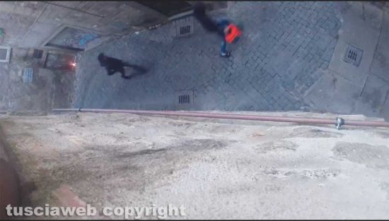 Viterbo - Esplosione in centro, spunta il video dei giovani che fanno esplodere i petardi