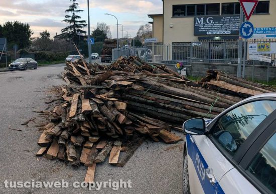Vetralla - Camion perde il carico alla rotatoria della Botte, traffico rallentato