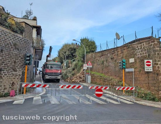 Capranica - Voragine in via Robert Francis Kennedy, sprofonda il crocifisso