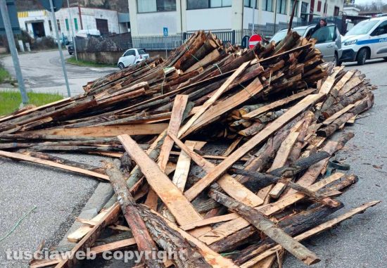 Vetralla - Camion perde il carico alla rotatoria della Botte, traffico rallentato