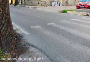 Viterbo - Via della Grotticella - Strisce pedonali inesistenti