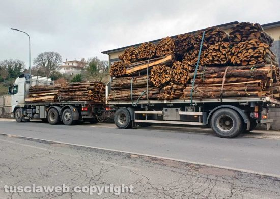 Vetralla - Camion perde il carico alla rotatoria della Botte, traffico rallentato